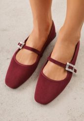 Bordowe Balerinki z Imitacji Zamszu z Paskiem z Biżuteryjną Klamerką Elintora. Czerwone baleriny damskie Born2be, bez wzorów, z jeansu, biznesowe, bez obcasa. Za 69.99 zł.
