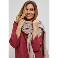 Szal w drobną kratę z ozdobną nitką. Szare szaliki i chusty damskie MOODO, bez wzorów. W wyprzedaży za 34.99 zł.
