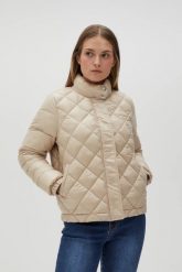 Krótka, pikowana kurtka beżowa. Brązowe kurtki damskie MOODO, l, bez wzorów, z poliamidu, bez kaptura. W wyprzedaży za 129.99 zł.