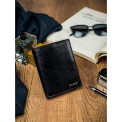 Portfel męski czarny Rovicky N4-VT-R8 BLACK. Czarne portfele męskie ROVICKY, bez wzorów. Za 80.00 zł.