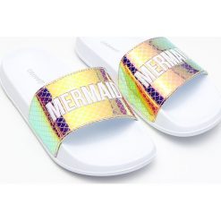 Klapki z efektem holo - Różowy. Klapki damskie Cropp. Za 49.99 zł.