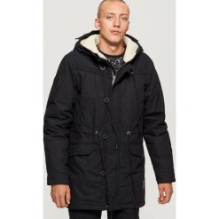 Zimowa parka z kapturem - Czarny. Czarne parki męskie Cropp, na zimę. Za 369.99 zł.