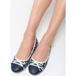 Granatowe Balerinki One Desire. Białe baleriny damskie Born2be, bez wzorów, ze skóry, bez obcasa, na płaskiej podeszwie. Za 39.99 zł.