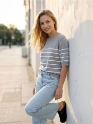 Sweter z krótkim rękawem w paski - szary. Szare swetry damskie Sinsay, l, bez wzorów, bez kołnierzyka, bez ramiączek, krótkie, bez kaptura. W wyprzedaży za 24.99 zł.