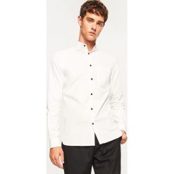 Koszula slim fit - Biały. Białe koszule męskie Reserved. Za 99.99 zł.