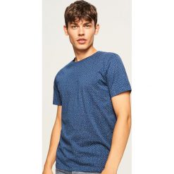 T-shirt z mikroprintem - Granatowy. Niebieskie t-shirty męskie Reserved. Za 29.99 zł.