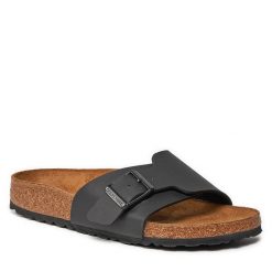 Klapki Birkenstock. Czarne klapki damskie Birkenstock, bez wzorów, bez obcasa. Za 359.99 zł.