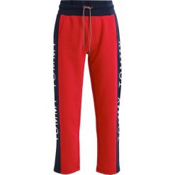 Tommy Jeans STRAIGHT LEG Spodnie treningowe persian red. Jeansy damskie marki Tommy Jeans. Za 449.00 zł.