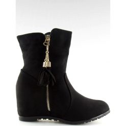 Botki na koturnie czarne AB02-36 Black. Czarne botki damskie ButyModne, przed kolano, bez obcasa, na koturnie, bez zapięcia. W wyprzedaży za 99.00 zł.