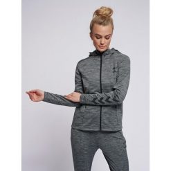 Bluza fitness damska Hummel zip Selby. Szare bluzy sportowe damskie Hummel, xs, bez wzorów, z dżerseju, z kapturem, na fitness i siłownię. W wyprzedaży za 239.00 zł.
