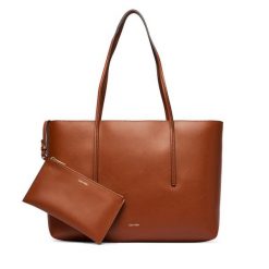 Torebka Calvin Klein. Brązowe torebki do ręki damskie Calvin Klein, bez wzorów, bez dodatków. Za 649.99 zł.