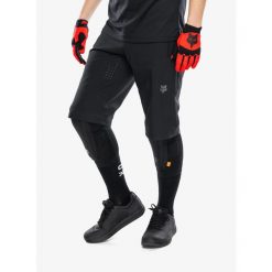 Szorty rowerowe męskie Fox Defend Short. Czarne krótkie spodenki sportowe męskie FOX, m, bez wzorów, rowerowe. Za 432.99 zł.