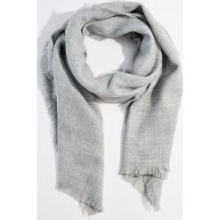 Szalik - Jasny szar. Szare szaliki i chusty damskie Mohito. Za 49.99 zł.