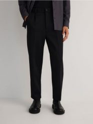 Spodnie loose fit z kantem - czarny. Czarne spodnie materiałowe męskie Reserved, l, bez wzorów, z tkaniny. W wyprzedaży za 79.99 zł.