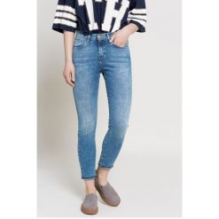 Wrangler - Jeansy. Jeansy damskie marki Wrangler. W wyprzedaży za 179.90 zł.
