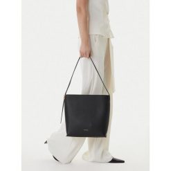 Torebka Coccinelle. Czarne torebki do ręki damskie Coccinelle, bez wzorów, klasyczne, bez dodatków. Za 1,299.00 zł.