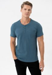 T-shirt z rozpinanym dekoltem TM-HUBRIS. Niebieskie t-shirty męskie Volcano, m, bez wzorów, z bawełny, klasyczne, bez kołnierzyka. Za 69.99 zł.