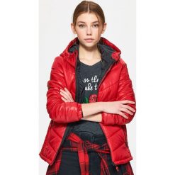 Pikowana kurtka z kapturem - Czerwony. Czerwone kurtki damskie Cropp, l, bez wzorów, z kapturem. Za 139.99 zł.