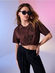 Bawełniana koszulka z aplikacjami 3D - brązowy. Brązowe t-shirty damskie Sinsay, l, z aplikacjami, z bawełny, bez kołnierzyka. Za 29.99 zł.
