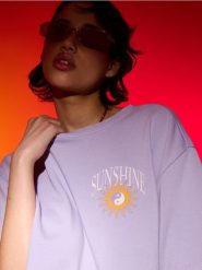 Bluzka z krótkim rękawem i nadrukiem na plecach - fioletowy. Fioletowe bluzki damskie Sinsay, l, bez wzorów, bez kołnierzyka, bez ramiączek. Za 39.99 zł.