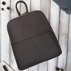 Plecaczek damski skórzany brązowy mały plecak miejski Abruzzo ABR-38-BR. Brązowe plecaki damskie bez wzorów, ze skóry, klasyczne. Za 152.15 zł.