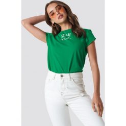 NA-KD Trend T-shirt z surowym wykończeniem Semi Nice - Green. Zielone t-shirty damskie NA-KD Trend, z nadrukiem, z jersey, z okrągłym kołnierzem. Za 72.95 zł.