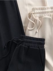 Dresowe spodnie - czarny. Czarne spodnie dresowe damskie Reserved, l, bez wzorów, z dresówki. Za 119.99 zł.