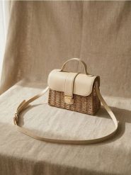 Pleciona torebka na ramię z klapką - kremowy. Białe torby na ramię damskie Sinsay, bez wzorów, bez dodatków. Za 59.99 zł.