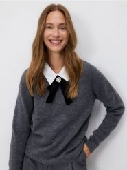 Sweter z ozdobnym kołnierzem - szary. Szare swetry damskie Reserved, l, bez wzorów, z dzianiny, bez kołnierzyka, bez ramiączek, bez kaptura. Za 139.99 zł.