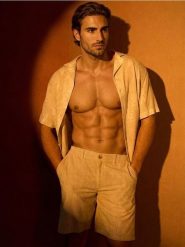 Szorty chino w paski - beżowy. Brązowe spodnie materiałowe męskie Sinsay, bez wzorów, z materiału. Za 59.99 zł.