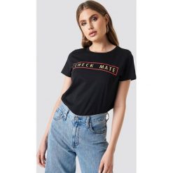 Moves x NA-KD T-shirt Lulu - Black. Czarne t-shirty damskie Moves x NA-KD, z nadrukiem, z materiału, z okrągłym kołnierzem. Za 121.95 zł.
