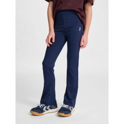 Rozkloszowane legginsy dziewczęce z wysokim stanem Hummel. Niebieskie spodnie sportowe dla dziewczynek Hummel, bez wzorów, na jogę i pilates. Za 167.50 zł.