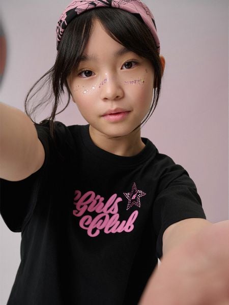 4F T-shirt loose z nadrukiem dziewczęcy - czarny 134/140 (8-10 lat). Czarne t-shirty i topy dla dziewczynek 4f, z aplikacjami, z dzianiny, bez ramiączek. Za 59.99 zł.