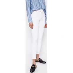 Wrangler - Jeansy Crop White. Białe jeansy damskie Wrangler. W wyprzedaży za 199.90 zł.
