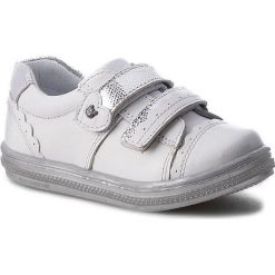 Półbuty LASOCKI KIDS CI12-2866-04. Białe półbuty dziewczęce Lasocki Kids, bez wzorów, ze skóry, bez zapięcia. W wyprzedaży za 49.99 zł.