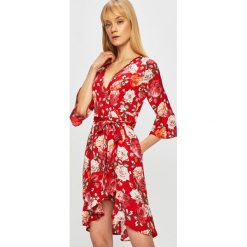 Guess Jeans - Sukienka. Czerwone sukienki damskie Guess Jeans, na co dzień, l, bez wzorów, z jeansu, casualowe, bez kołnierzyka, bez ramiączek, proste. W wyprzedaży za 399.90 zł.