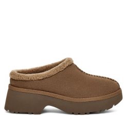 Klapki Ugg. Brązowe klapki damskie UGG, bez wzorów, bez obcasa. Za 629.99 zł.