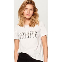Koszulka z logo Biały. T-shirty damskie marki Mohito. Za 49.99 zł.