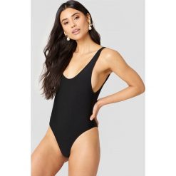 Hannalicious x NA-KD Kostium kąpielowy z wysokimi wycięciami - Black. Kostiumy jednoczęściowe damskie Hannalicious x NA-KD. W wyprzedaży za 30.29 zł.