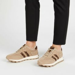 Sneakersy damskie S.Barski, cholewka ze skóry naturalnej zamszowej z tekstylnymi panelami kontrastowe wstawki boczne klasyczne sznurowanie profilowan. Brązowe półbuty damskie S.BARSKI, bez wzorów, ze skóry, klasyczne, bez obcasa, bez zapięcia. Za 229.00 zł.