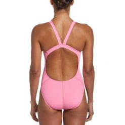 Strój Kąpielowy Nike Hydrastrong Solid Fastback – Różowy – Rozmiar 38. Czerwone kostiumy jednoczęściowe damskie Nike, bez wzorów, klasyczne, do pływania. Za 1,233.98 zł.