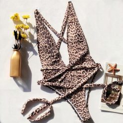 Jednoczęściowy strój kąpielowy z głębokim dekoltem Toyomi. Kostiumy jednoczęściowe damskie Intica, l, bez wzorów, z materiału. Za 139.00 zł.