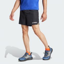 Szorty Terrex Multi Light. Czarne krótkie spodenki sportowe męskie Adidas, uniwersalny, bez wzorów, z materiału, do biegania. Za 259.00 zł.