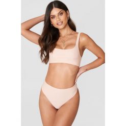 Debiflue x NA-KD Dół bikini z wysokim stanem - Pink. Bikini damskie marki Debiflue x NA-KD. W wyprzedaży za 40.47 zł.