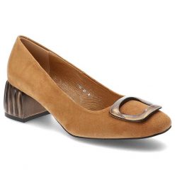 Brązowe Czółenka Espirito Eleganckie Buty Damskie. Brązowe czółenka damskie Espirito, z aplikacjami, z zamszu, eleganckie, bez obcasa, bez zapięcia. Za 429.00 zł.