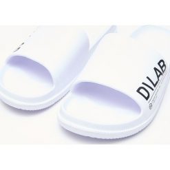 Klapki - Biały. Klapki damskie marki Cropp. Za 49.99 zł.