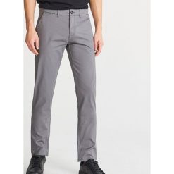 Klasyczne chinosy slim - Szary. Spodnie materiałowe męskie marki Reserved. Za 129.99 zł.
