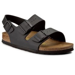Sandały Birkenstock. Czarne klapki damskie Birkenstock, bez wzorów, bez obcasa, na płaskiej podeszwie, bez zapięcia. Za 429.99 zł.