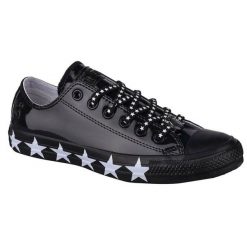 Buty Converse Chuck Taylor All Star Miley Cyrus 563720C czarne. Czarne trampki i tenisówki damskie bez wzorów, z gumy, klasyczne, bez zapięcia. Za 294.77 zł.
