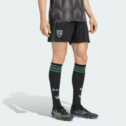 Spodenki wyjazdowe RC Lens 26/27. Czarne krótkie spodenki sportowe męskie Adidas, l, z aplikacjami, ze lnu, do piłki nożnej, climacool (adidas). Za 199.00 zł.